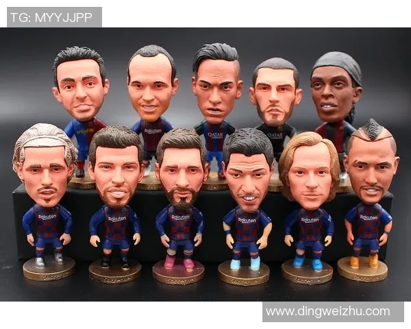 足球传奇手办大汇聚：一柜子明星球员人物模型展示与收藏心得