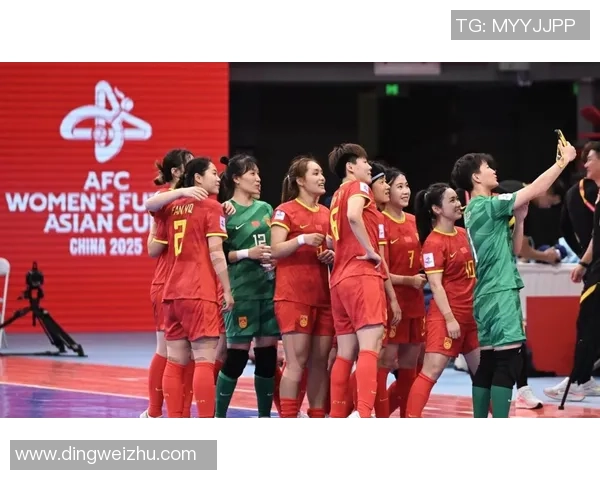 足球球星潇洒转头瞬间引爆全场观众热情与无数球迷激情讨论 足球球星潇洒转头瞬间引爆全场观众热情与无数球迷激情讨论