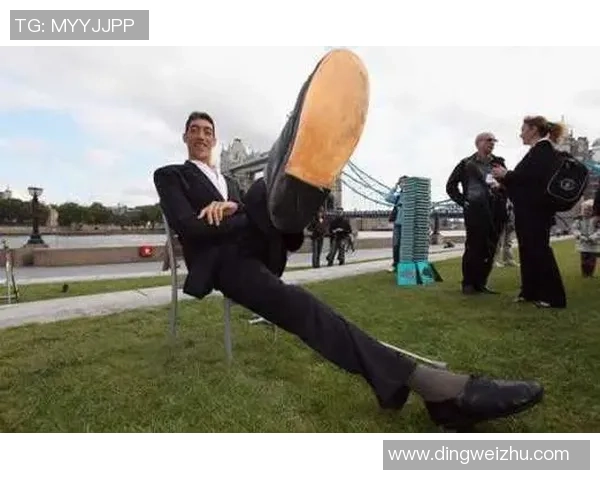 身高超群的巨人球员盛宴：大个子足球球星图片大全